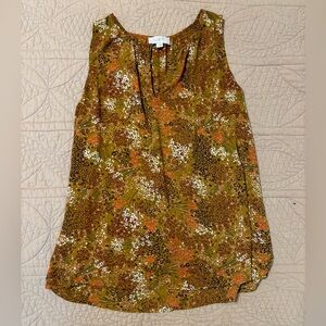 Women’s Loft Outlet tank. Size S. Button detail to create keyhole. Great shape.